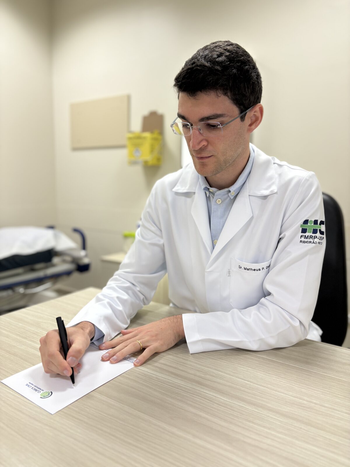 Dr. Matheus Defino durante atendimento na Clínica Civil